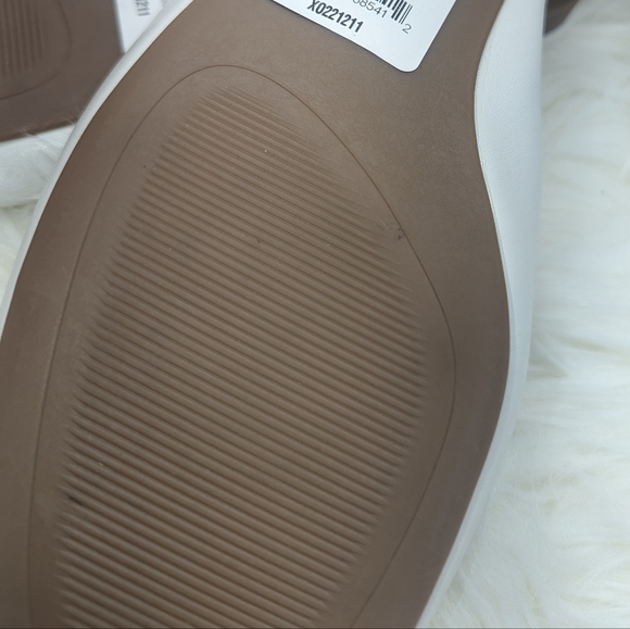 XOXO White Flats Gold chain sz 9m - Picture 4 of 4